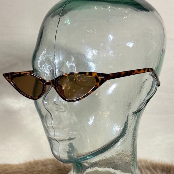 Tortoise Shell Cat-Eye Sunglasses - Picture 3 of 3